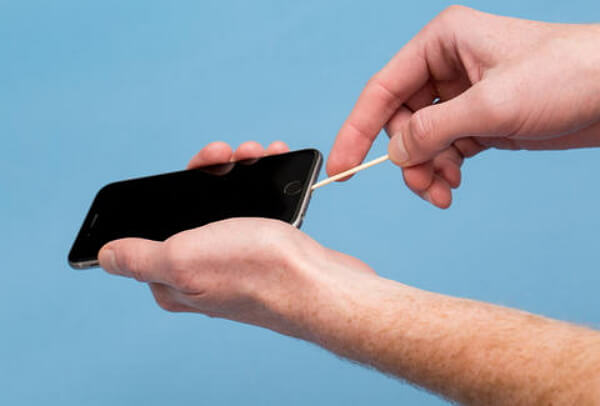 utiliser un cure-dent pour nettoyer le port de charge de l'iphone